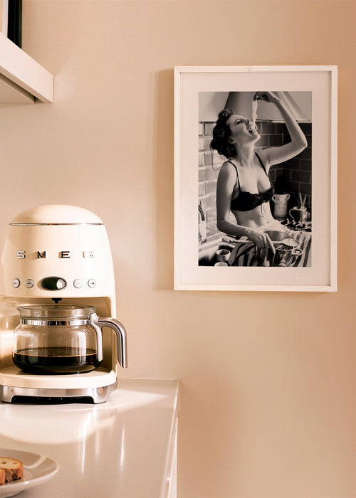 Keuken kunst met vrouw die pasta eet
