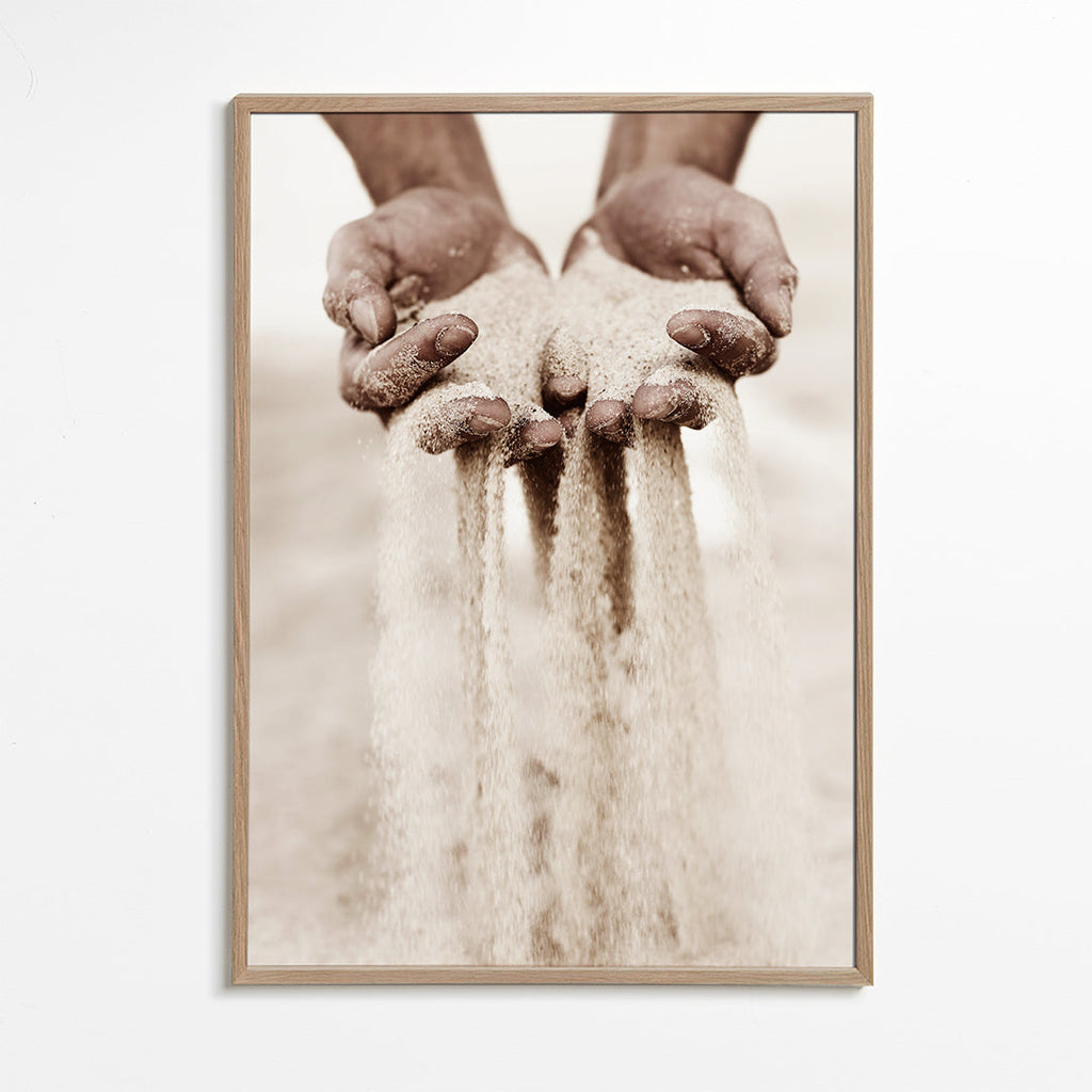 Fotografie van handen met vallend zand