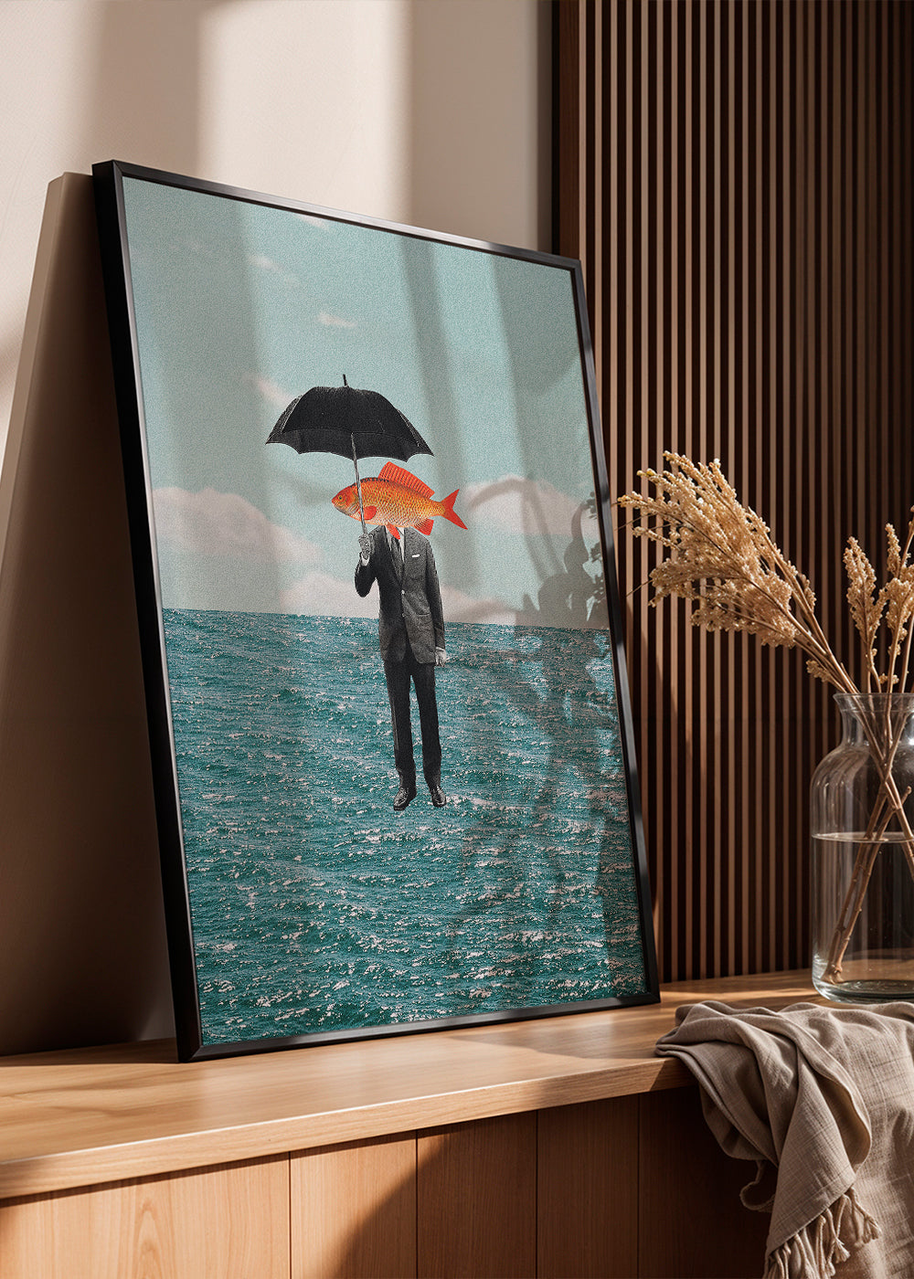 Abstract kunstwerk van figuur met vis en paraplu