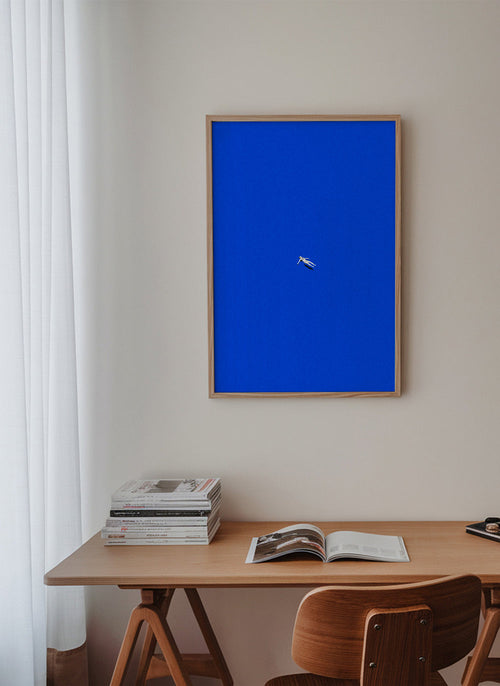 Minimalistisch kunstwerk met drijvend figuur tegen blauwe lucht