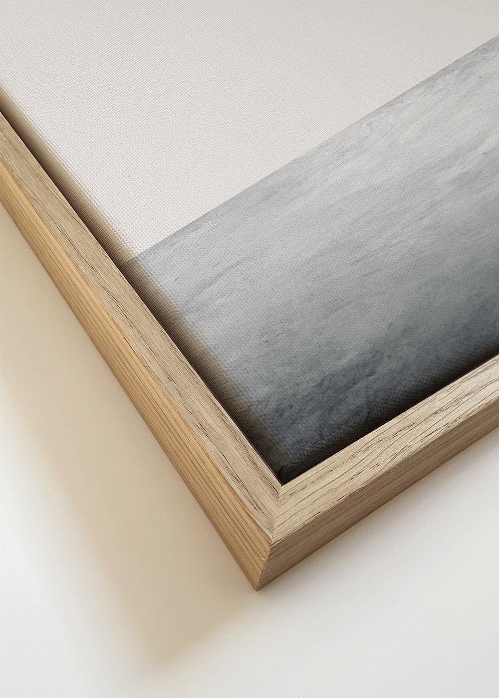Minimalistische print met vliegende vogels boven een rustige horizon
