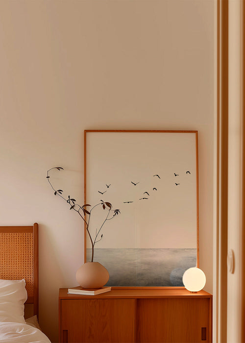 Minimalistische print met vliegende vogels boven een rustige horizon