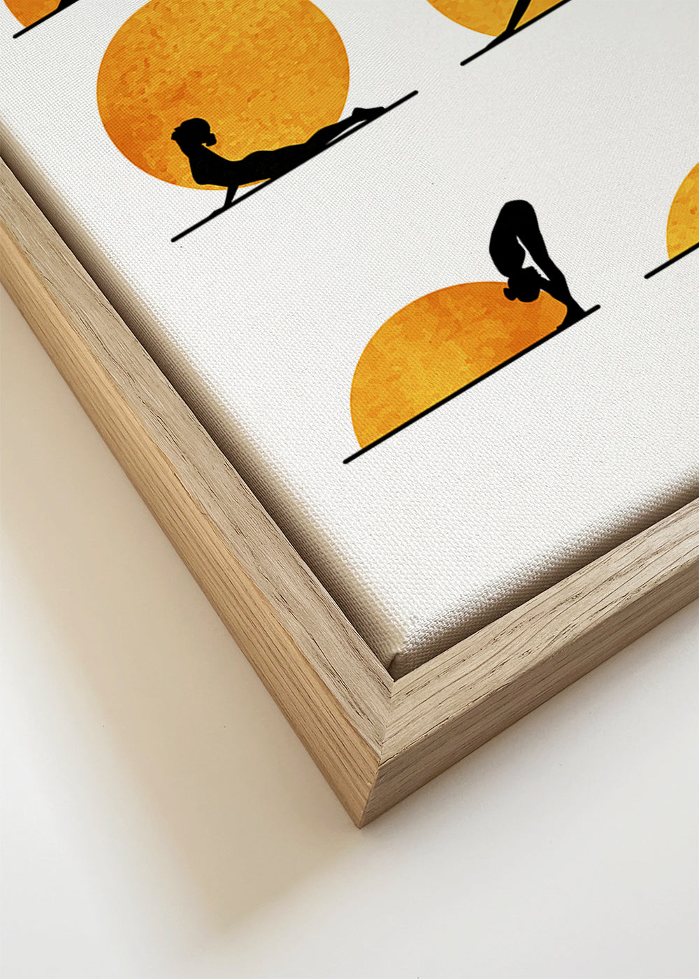 Rustgevend yoga ontwerp met zon-silhouetten