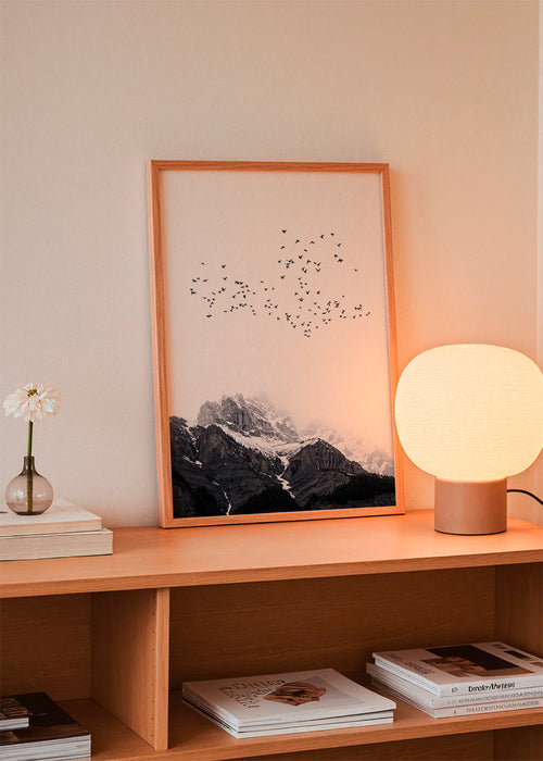 Landschapsposter met vogels boven besneeuwde toppen