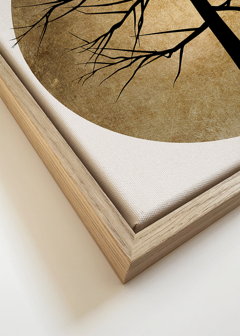Botanische print: boom-silhouet met gouden schijf