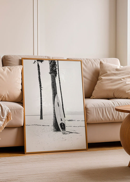 Sportkunst: surfplank op strand zwart-wit