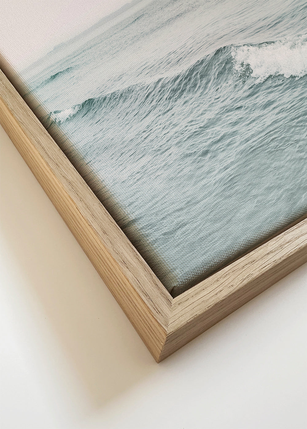 Landschap kunst met zachte golven en mistige horizon