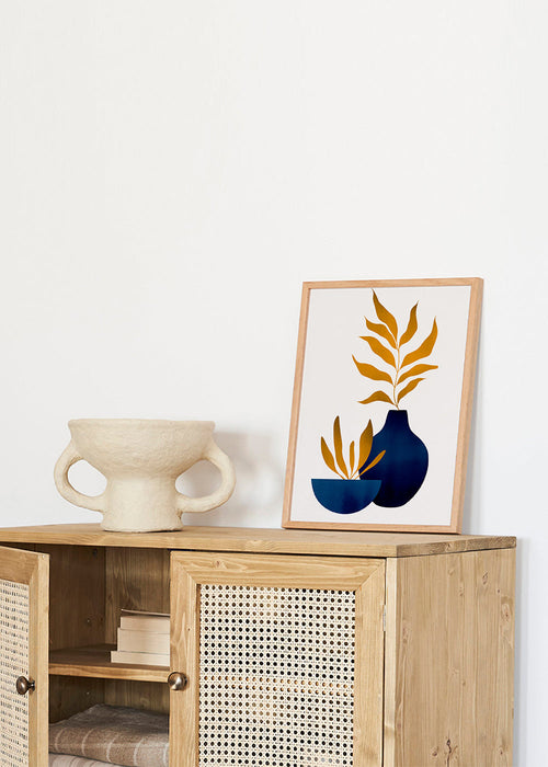 Botanische print met gouden bladeren en blauwe vaas