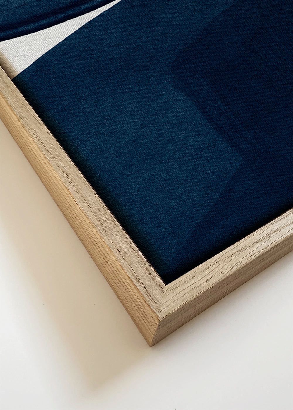 Minimalistisch schilderij met blauwe penseelstreken
