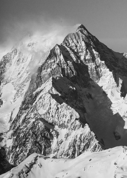 Landschap kunst: Sneeuwtop in dramatisch zwart-wit