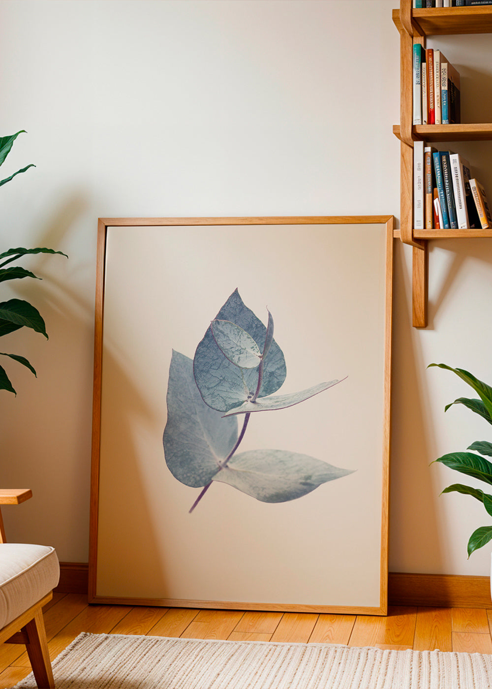 Botanische poster: eucalyptusbladeren in zacht blauw