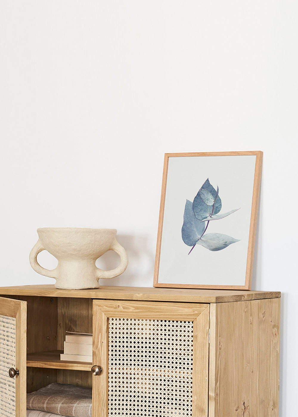 Botanische poster: eucalyptusbladeren in zacht blauw