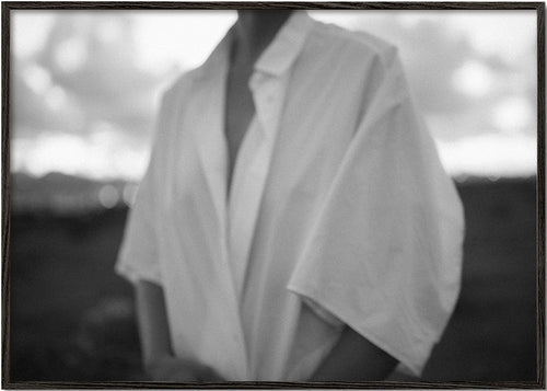 Intieme zwart-wit torsofotografie met shirt