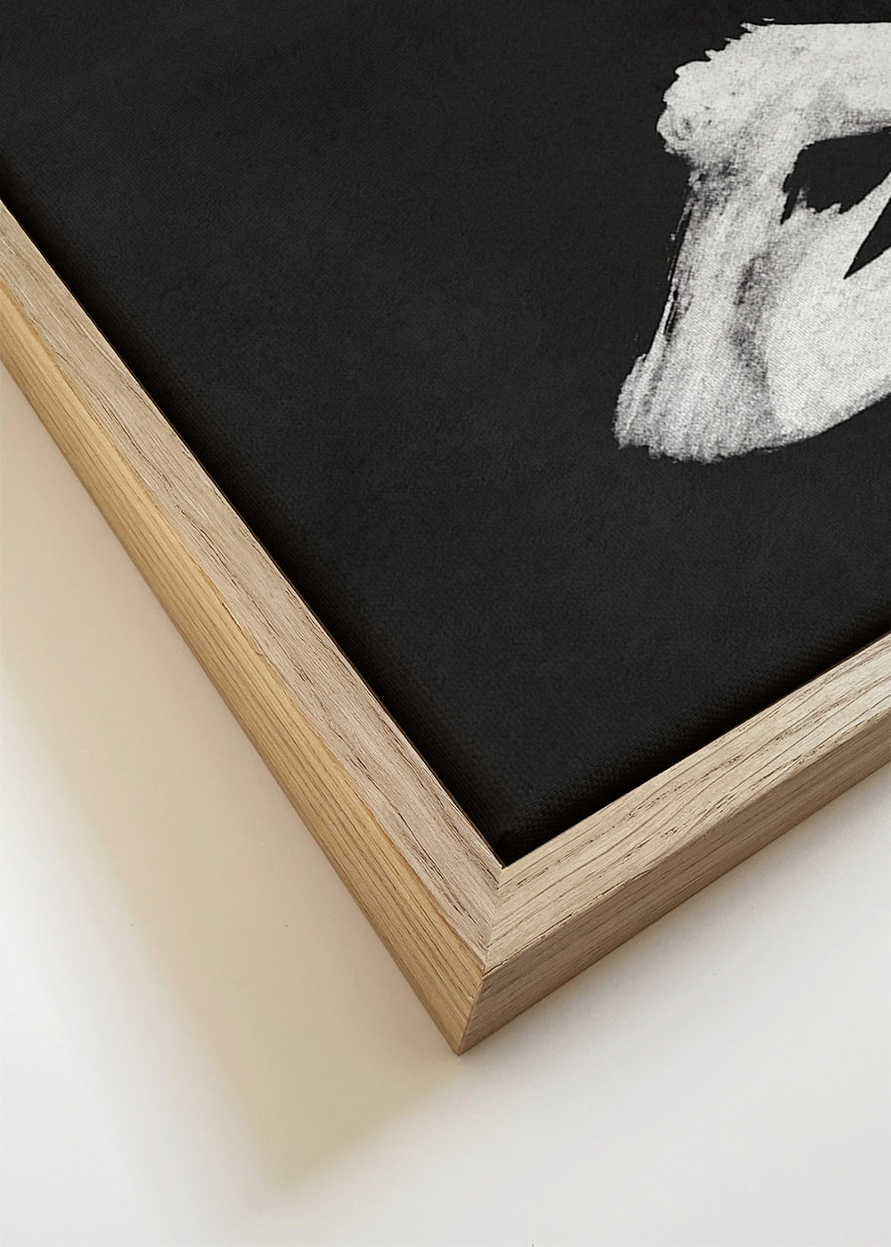 Zwart-wit kunstwerk met minimalistische penseelstreek