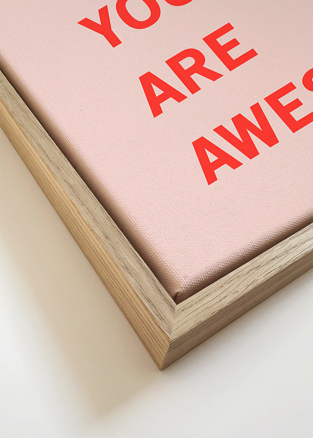 Typografische kunst: rood citaat op zachtroze