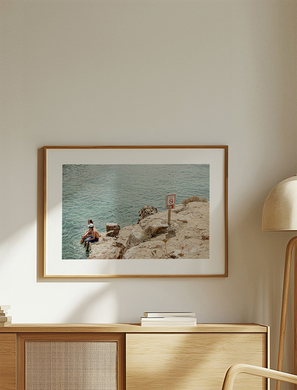 Landschap kunst: rotsachtige kust met zwemmer