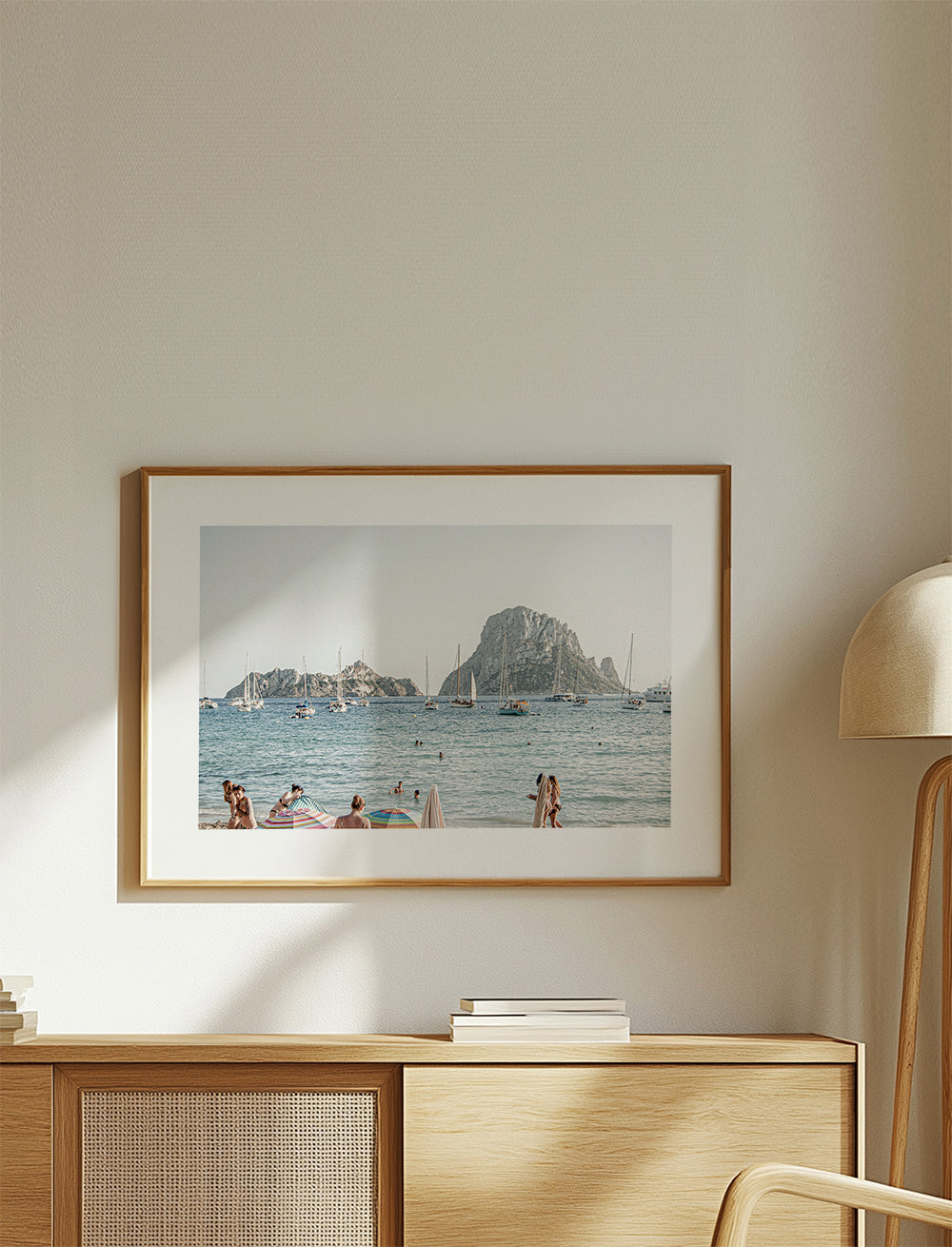 Landschap kunst: strand met eiland en zeilboten