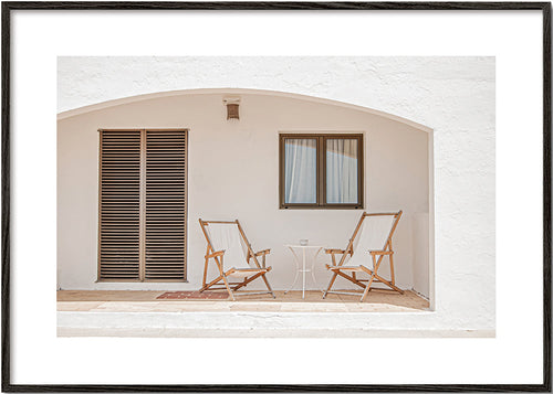 Minimalistische poster van terras met houten stoelen
