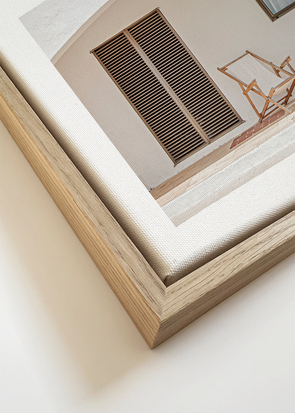 Minimalistische poster van terras met houten stoelen