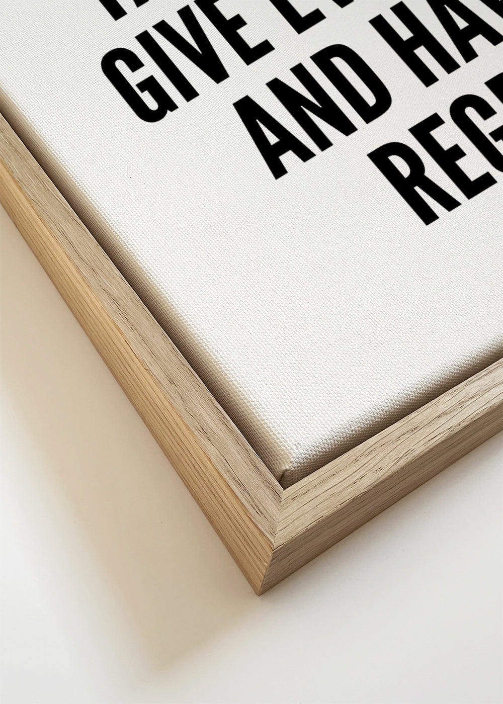 Zwart-wit typografische poster met verticale slogan