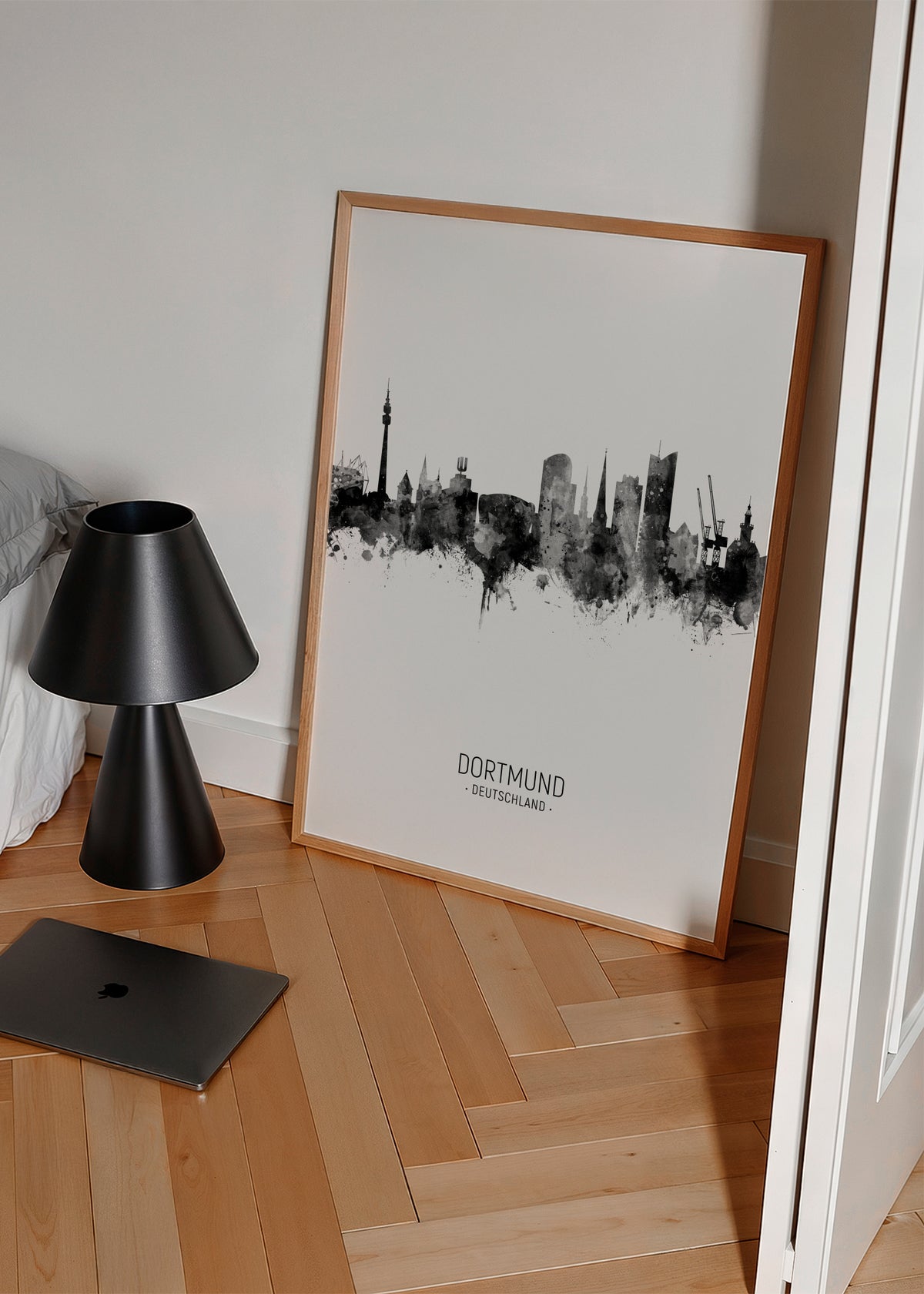 Dortmund Skyline en blanco y negro - Framed poster in an interior
