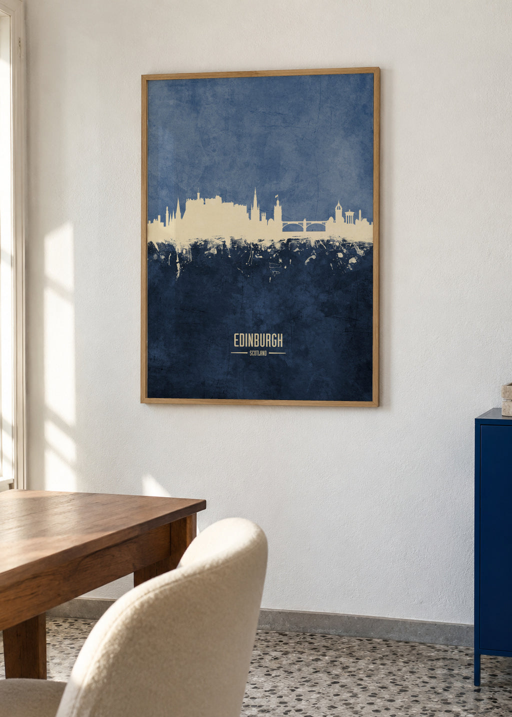 Edinburgh Skyline Azul - Framed poster in an interior