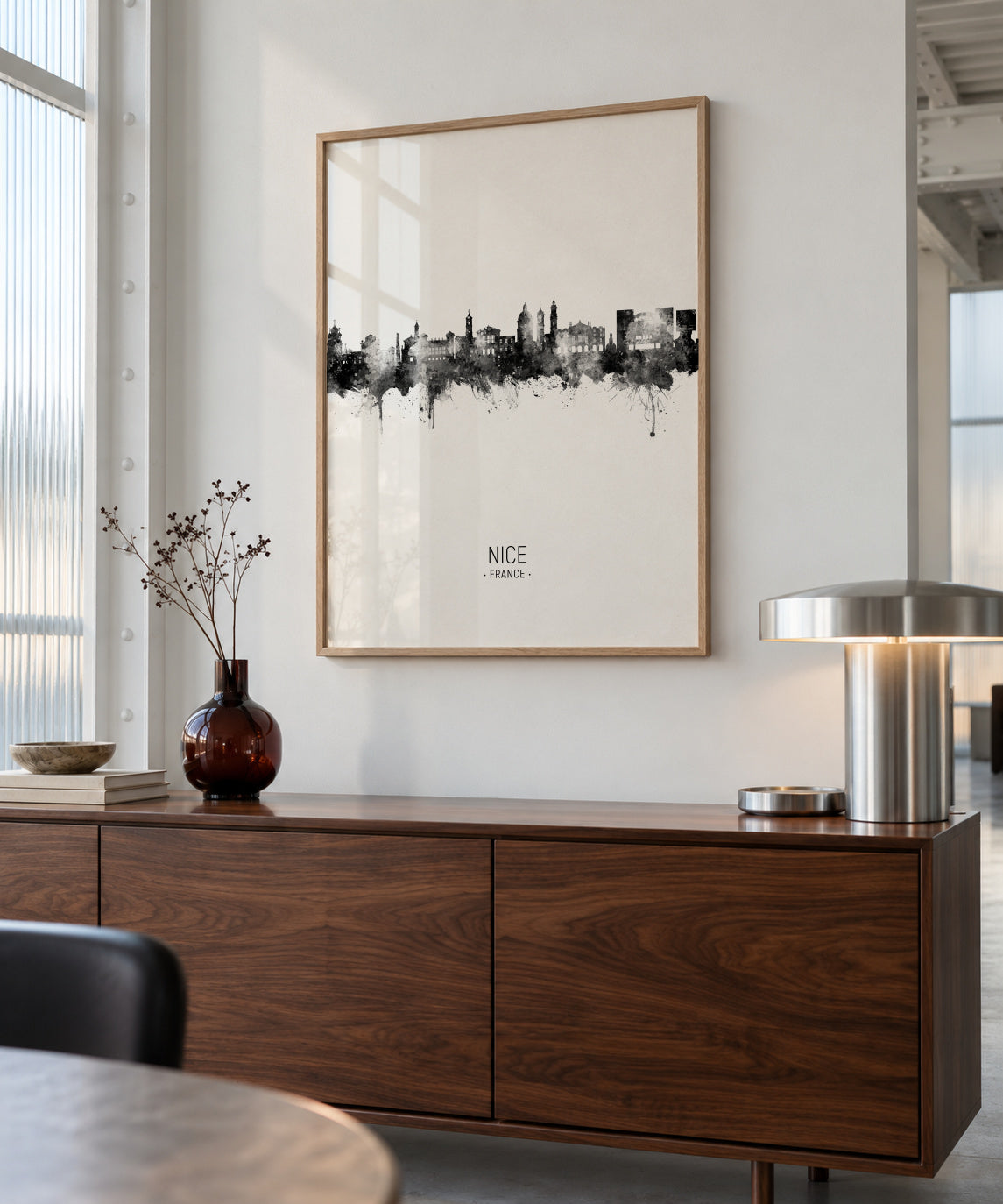 Nice Skyline blanco y negro - Framed poster in an interior