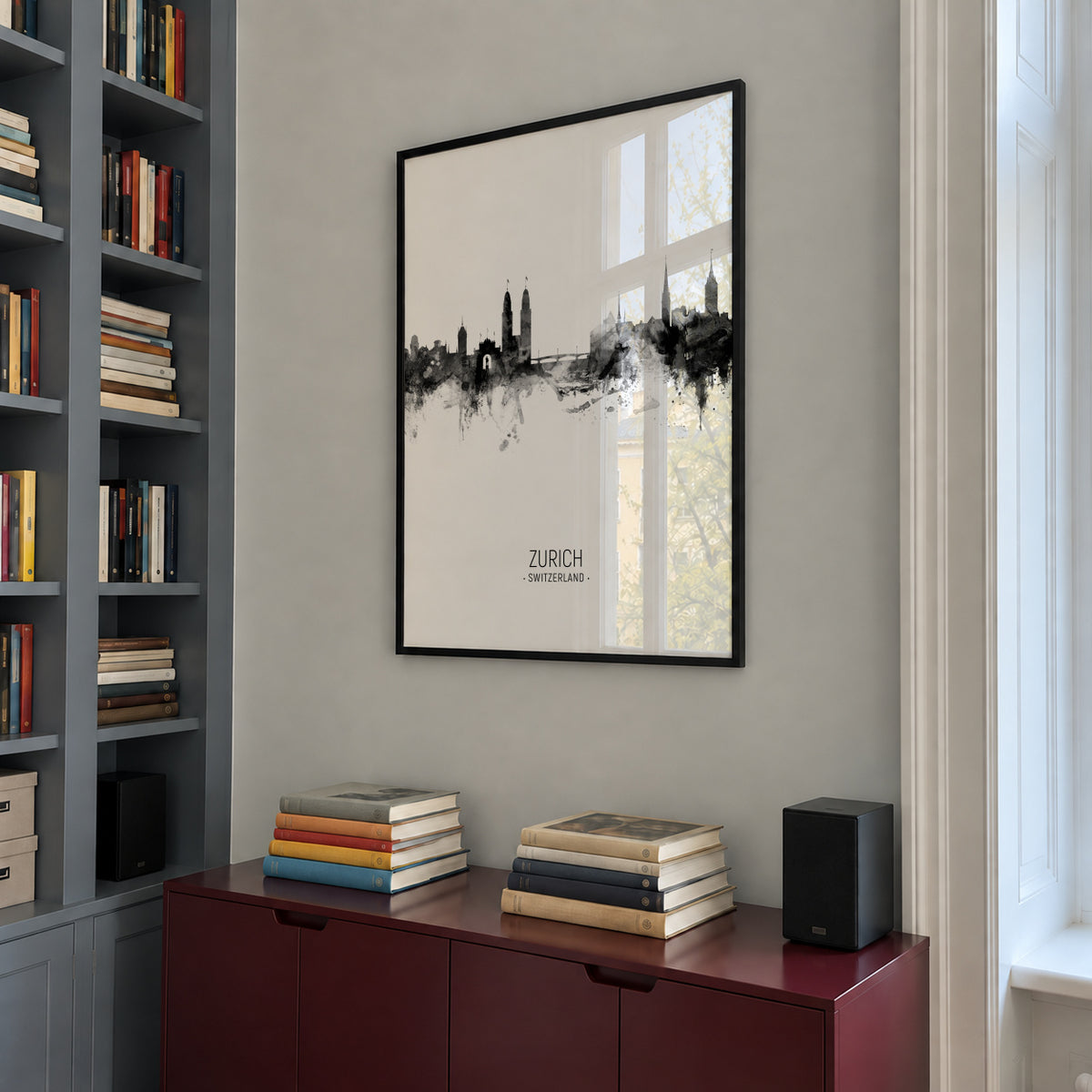 Zurich Skyline blanco y negro - Framed poster in an interior