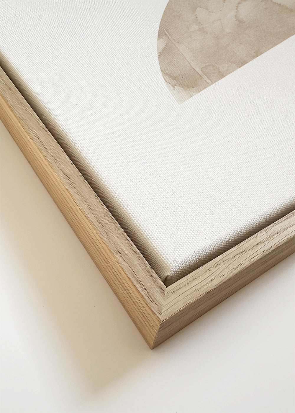 Abstracte compositie met beige aquarelvormen