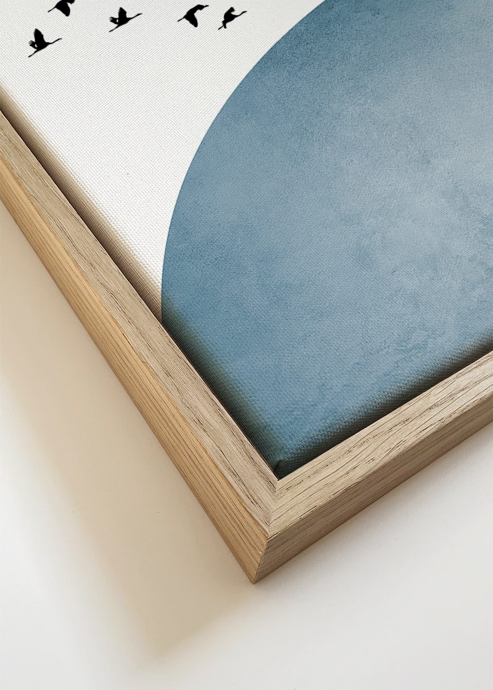 Abstract kunstwerk met blauw halfrond en zwerm