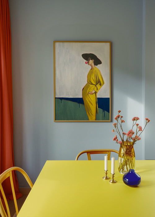 Minimalistisch ontwerp vrouw met gele hoed