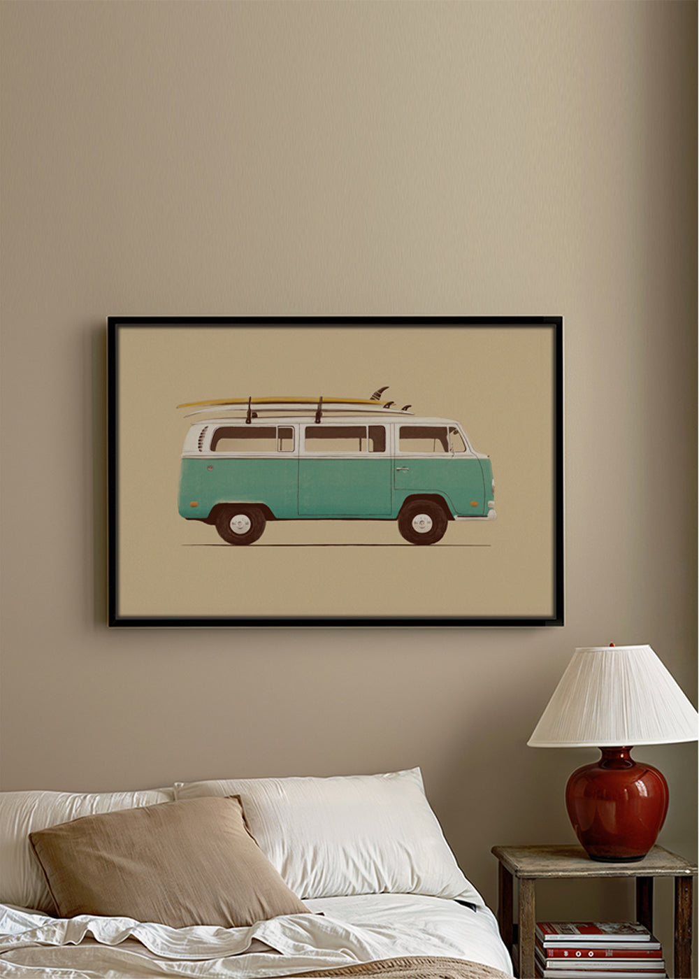 Vintage print turquoise campervan met surfplanken