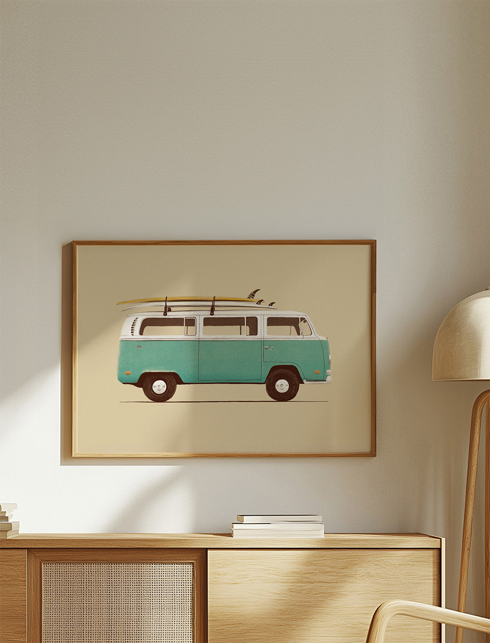 Vintage print turquoise campervan met surfplanken