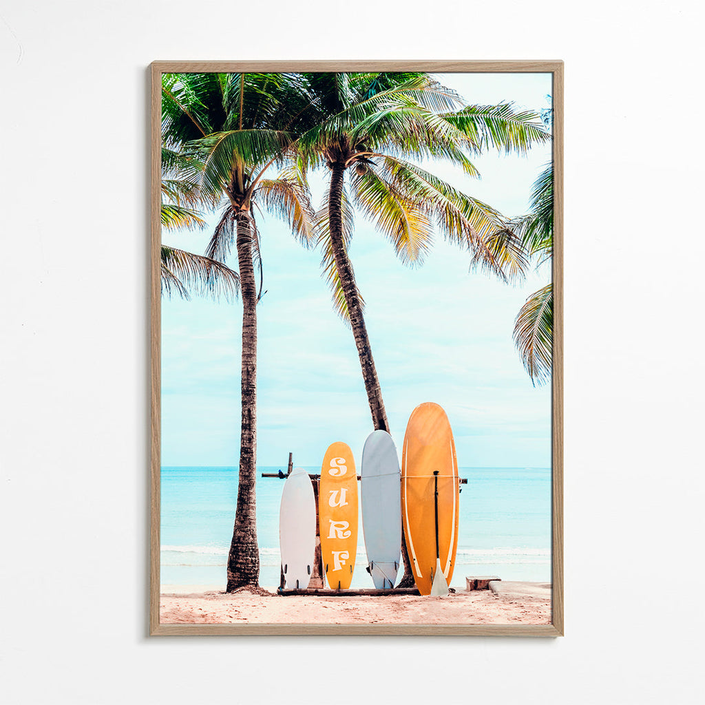 Sport kunst: surfboards op een tropisch strand