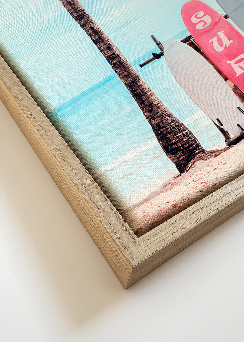 Sportfoto: surfplanken op een pastelstrand