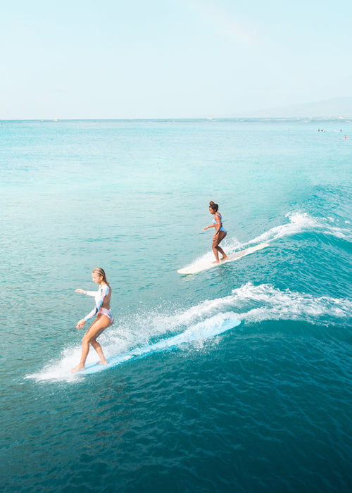 Sport kunst: surfers op open zee