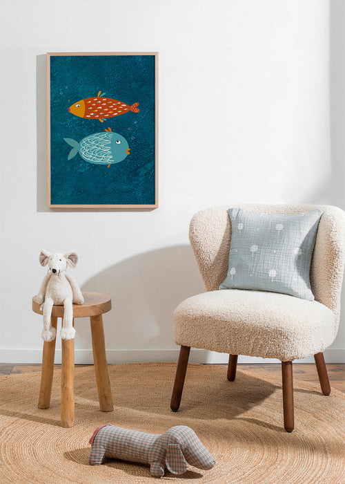 Dierenposter speelse vissen op blauwe textuur