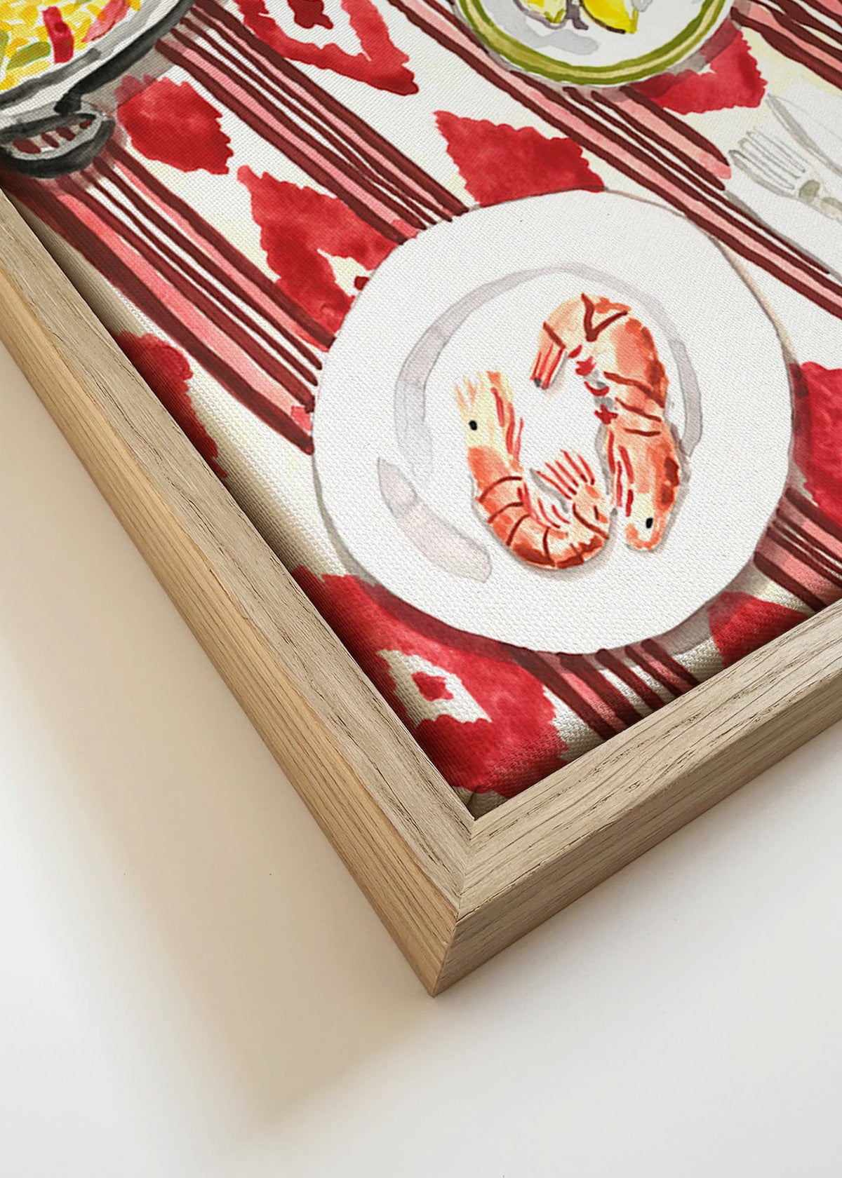 Keuken kunst: paella en garnalen op patroon tafelkleed