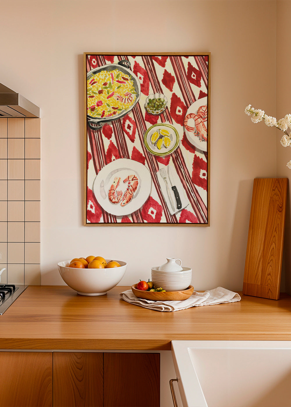 Keuken kunst: paella en garnalen op patroon tafelkleed