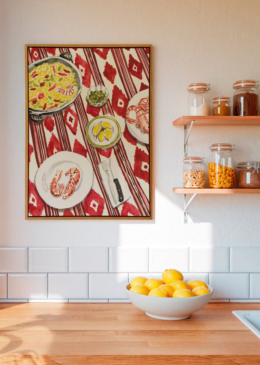 Keuken kunst: paella en garnalen op patroon tafelkleed