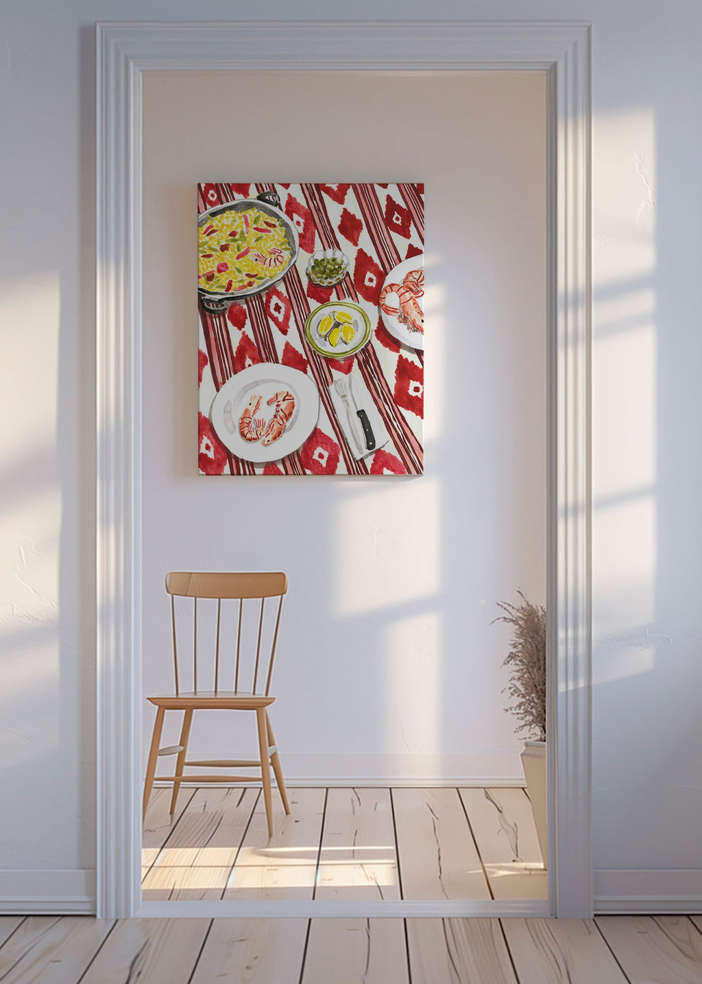 Keuken kunst: paella en garnalen op patroon tafelkleed