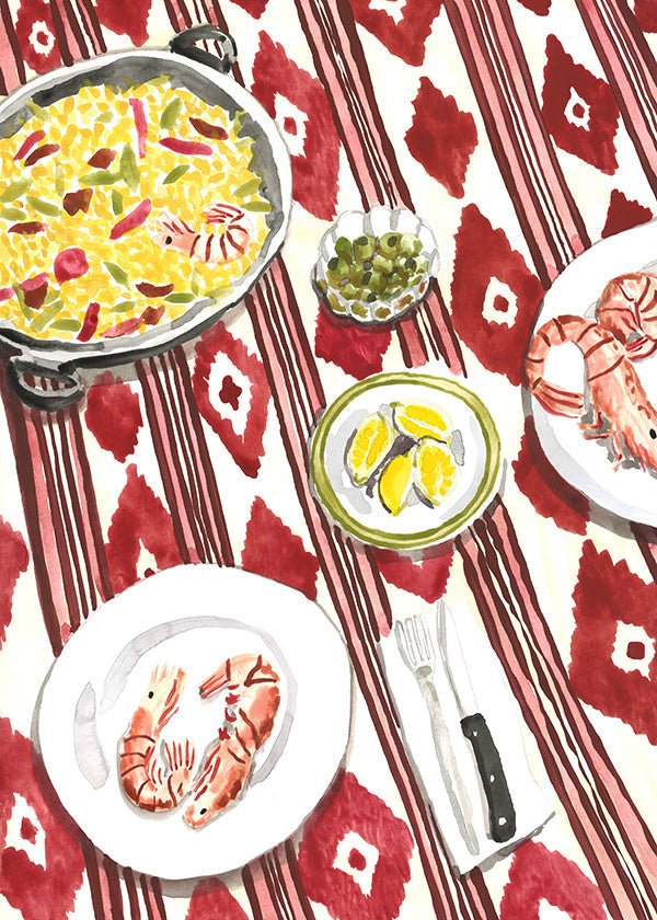 Keuken kunst: paella en garnalen op patroon tafelkleed