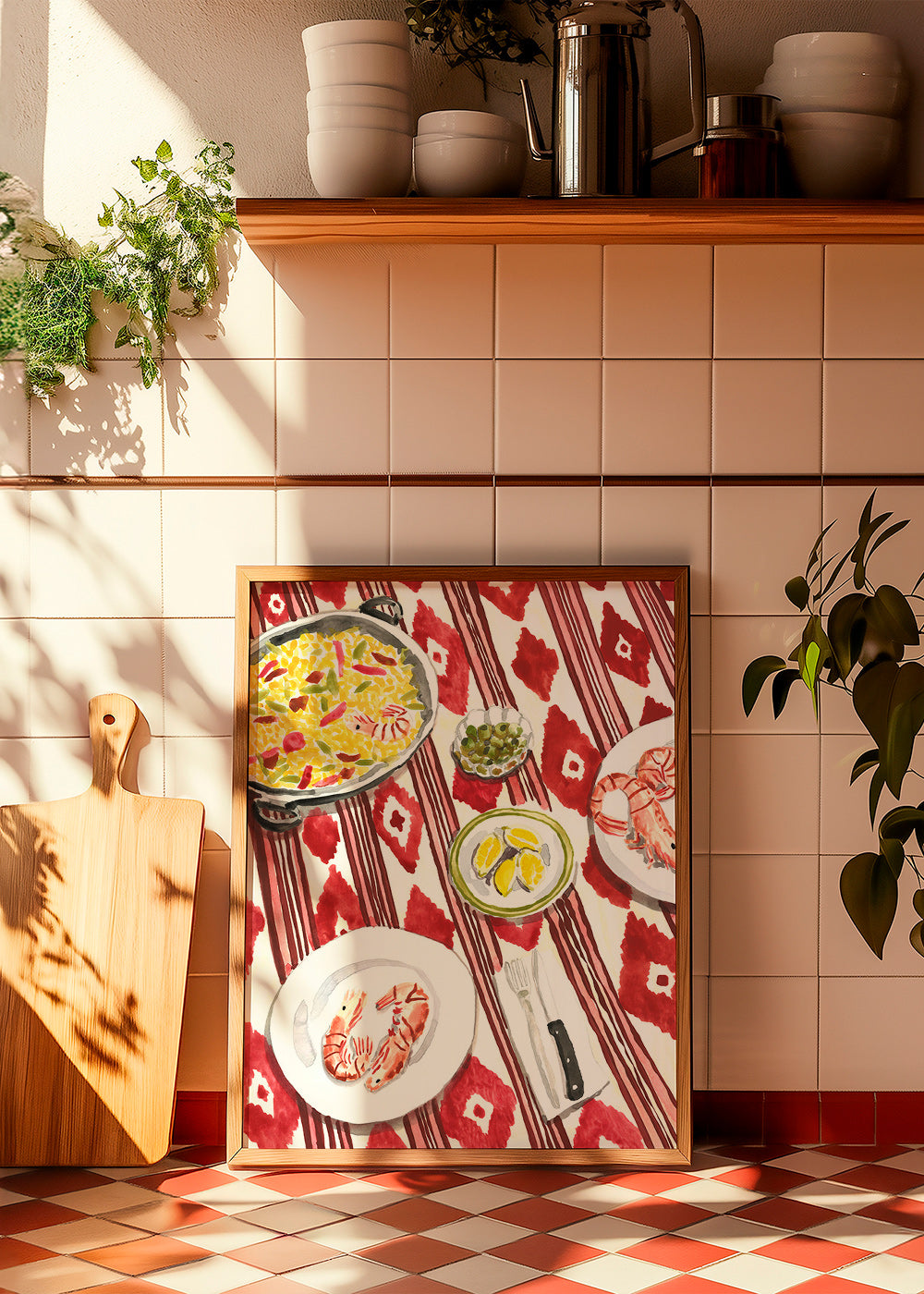 Keuken kunst: paella en garnalen op patroon tafelkleed