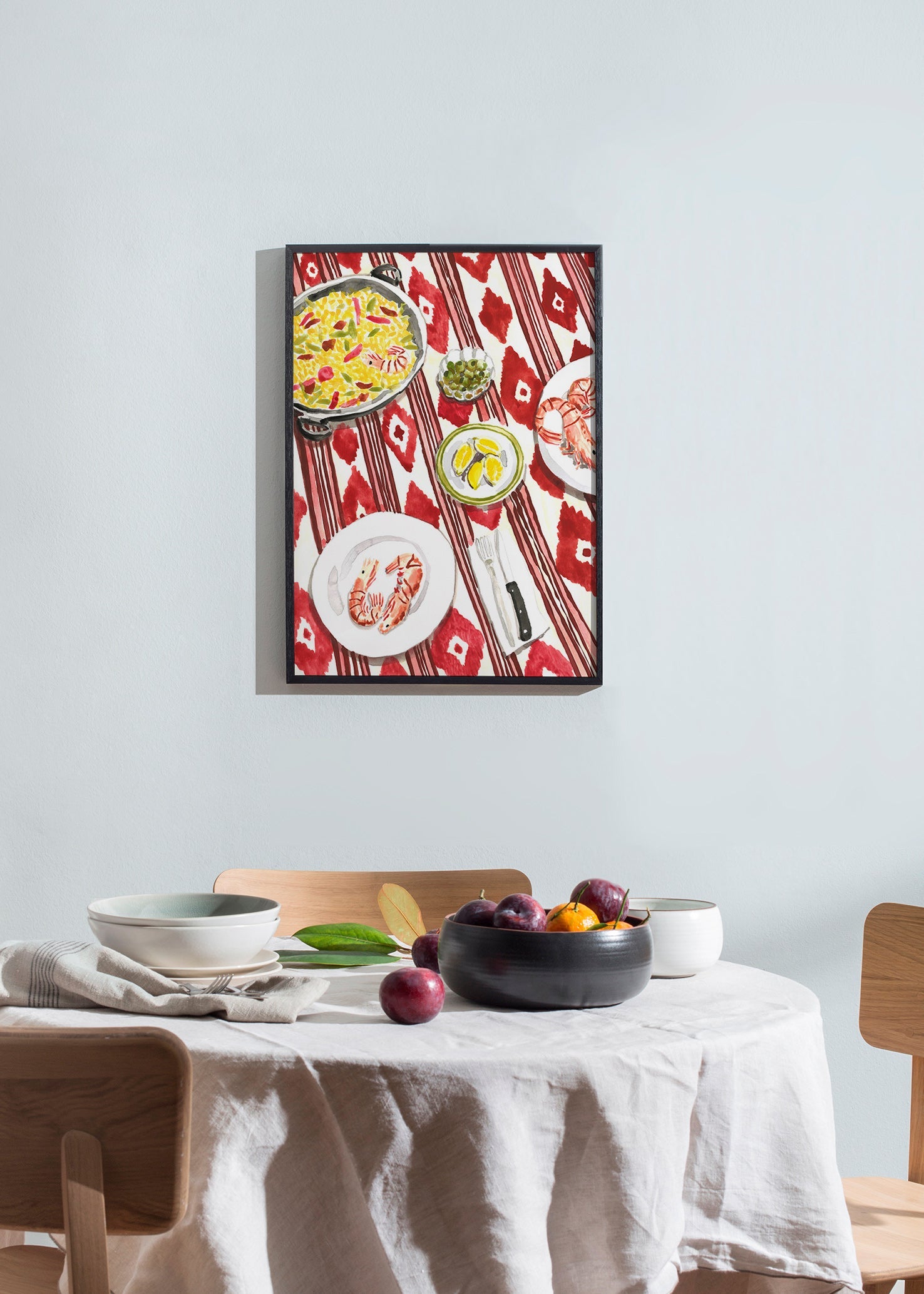 Keuken kunst: paella en garnalen op patroon tafelkleed