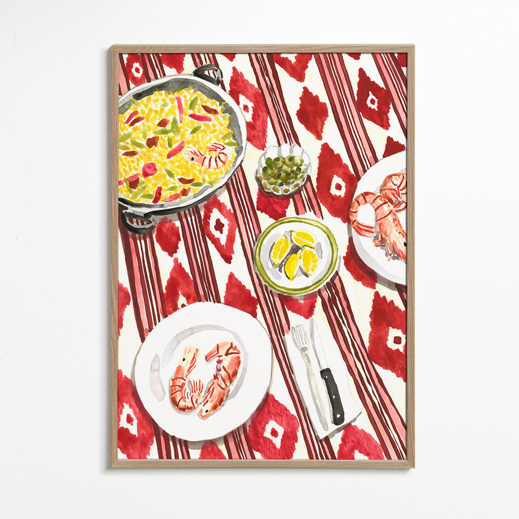 Keuken kunst: paella en garnalen op patroon tafelkleed