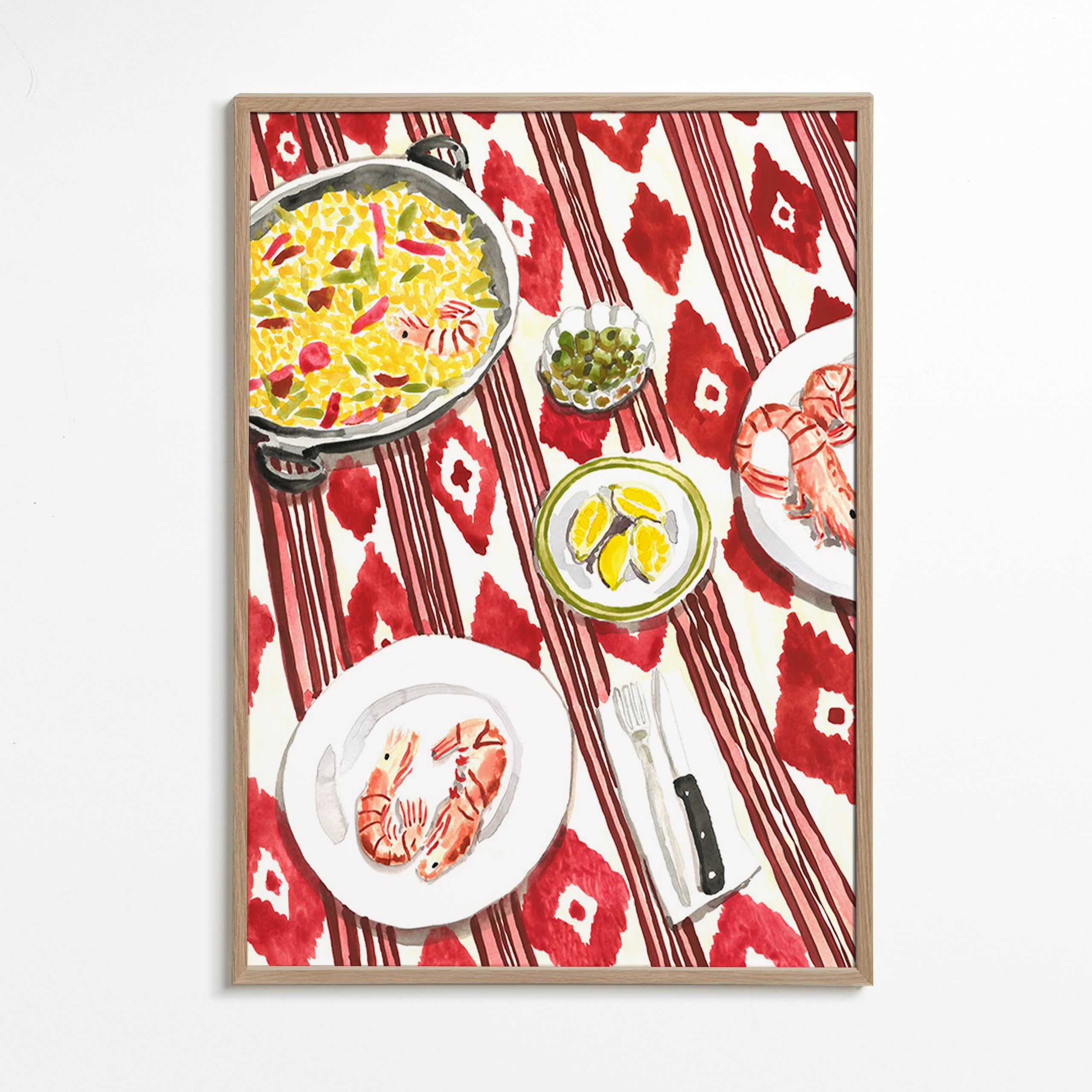 Keuken kunst: paella en garnalen op patroon tafelkleed