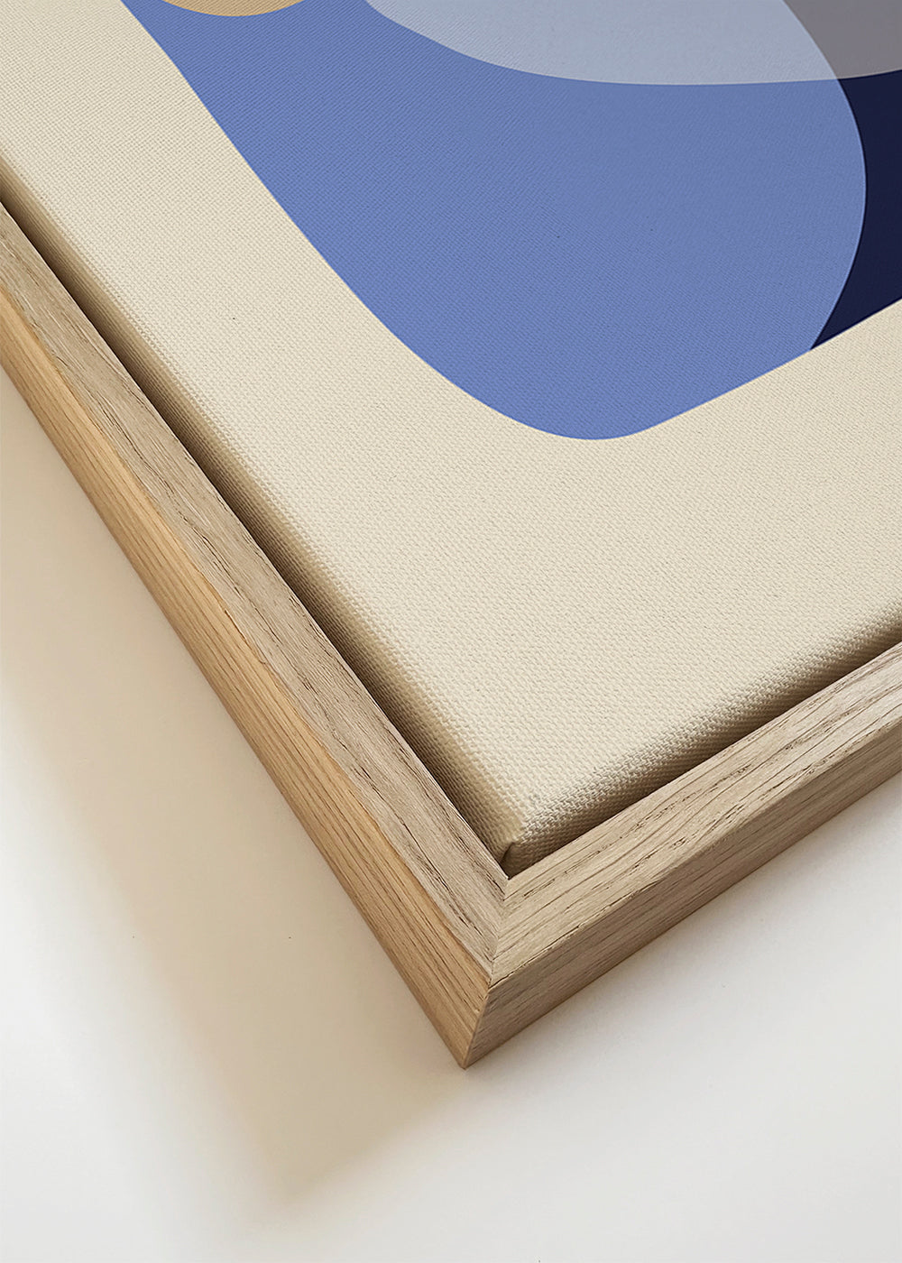 Minimalistisch kunstwerk met organische beige en blauwe vormen