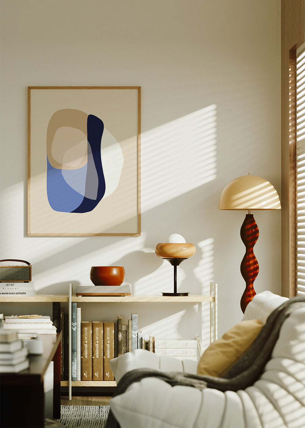 Minimalistisch kunstwerk met organische beige en blauwe vormen