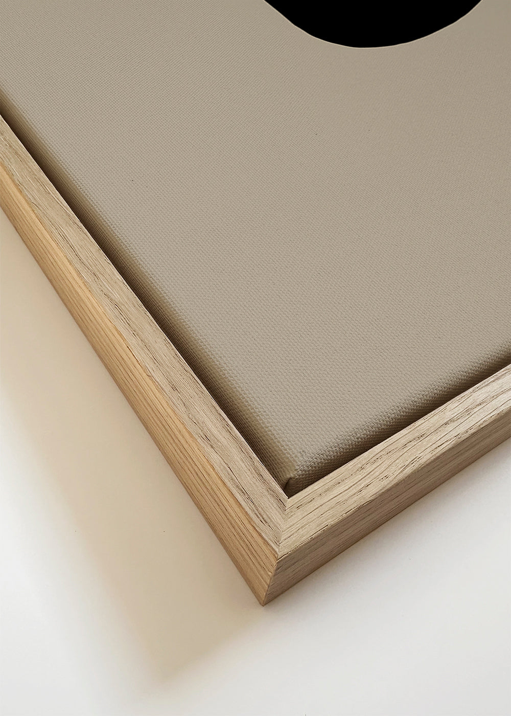Abstract kunst met zwarte streek op beige