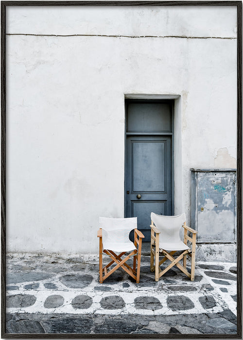 Fotografie blauwe deur met twee stoelen